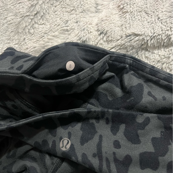 Lululemon Wunder Under Crop II
Animal Swirl Deep Coal Light - Picture 5 of 6